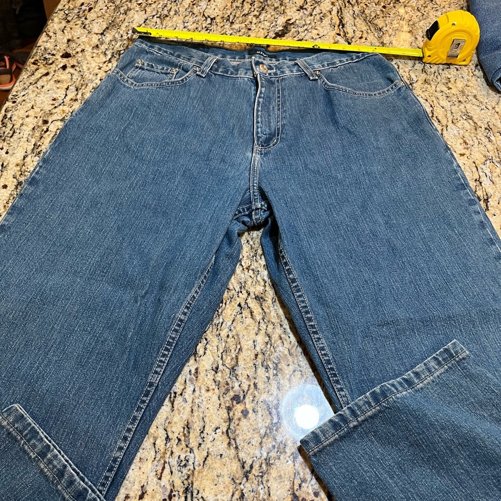 Alfani Relaxed Fit Blue Men's Jeans size 34x 30 in great condition
